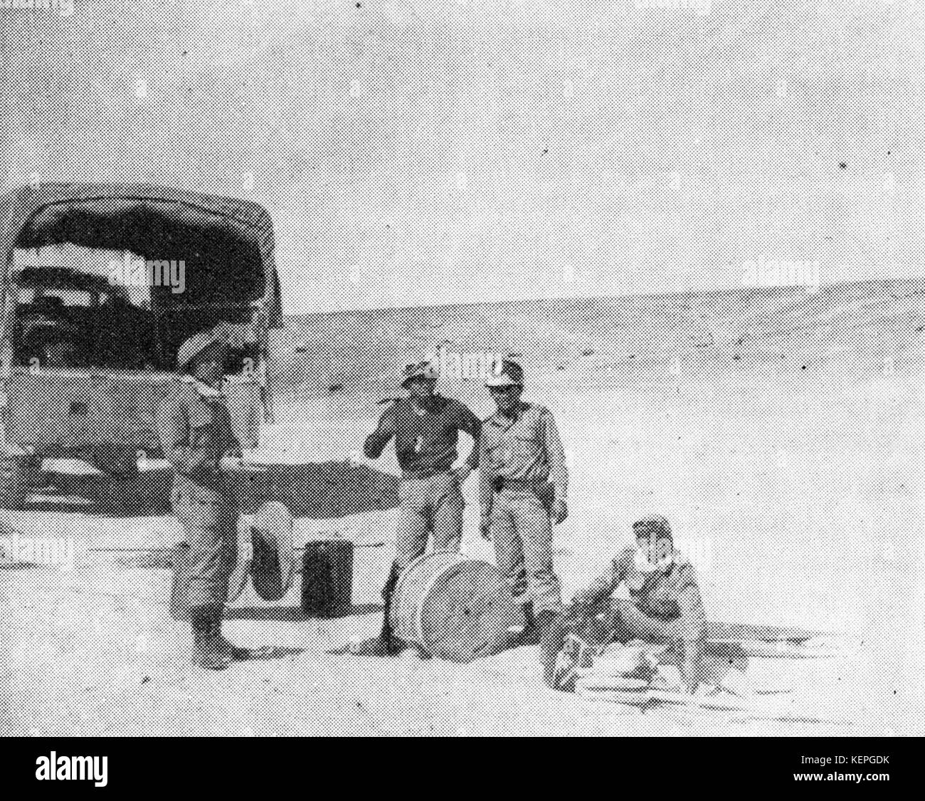 Les Casques bleus indonésiens de la mission Garuda Perdamaian ont été chargés d'installer des lignes de communication dans la région du Sinaï, dans le cadre de leurs tâches de maintien de la paix pendant la résolution du conflit. Banque D'Images