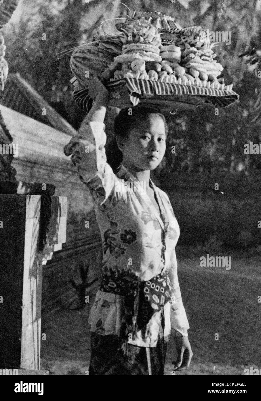 Femme balinaise avec l'offre, savoir l'Indonésie... Connaissez votre ami, p3 Banque D'Images