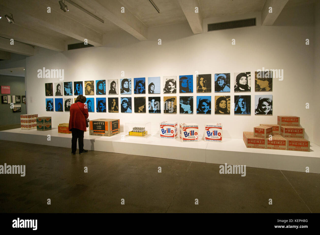 Un spectateur regardant Warhol art visibles à l'Andy Warhol Museum de Pittsburgh, Pennsylvanie. Banque D'Images