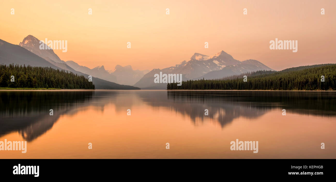 Lever du soleil Lac Maligne, parc national Jasper. Banque D'Images