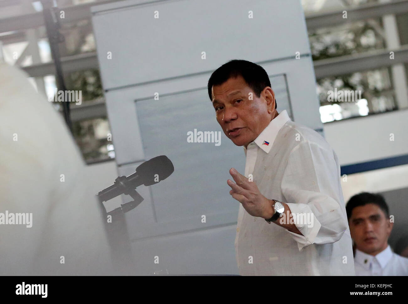 Rodrigo Duterte découvre l'ordre du jour de sa visite de travail au Vietnam dans son discours de départ à la borne 2 de la NAIA le 28 septembre Banque D'Images
