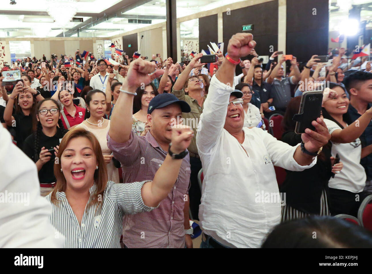 Les philippins au Vietnam bienvenue au Président Rodrigo Duterte au cours de sa visite officielle dans le pays le 28 septembre Banque D'Images