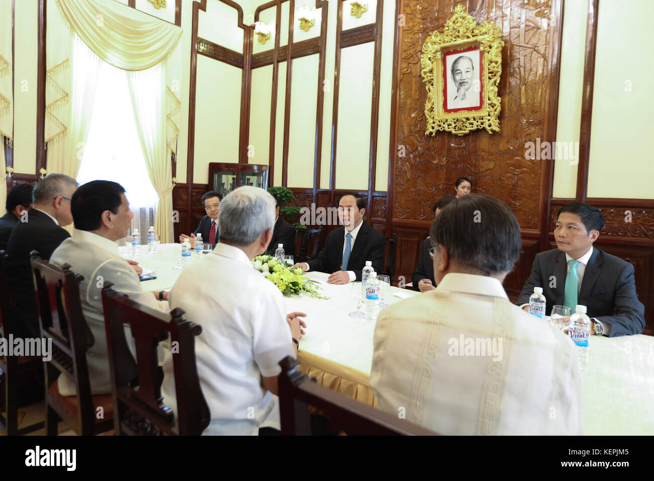 Une photo de Rodrigo Duterte, président des Philippines, aux côtés de Tran Dai Quang, président du Vietnam, marquant leur rencontre diplomatique lors d’une visite d’Etat. Banque D'Images