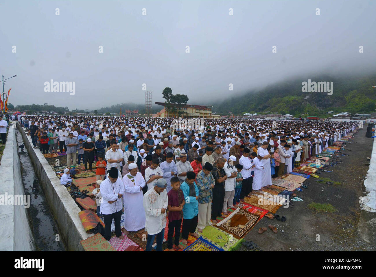 Cette image fait référence à la célébration de l'Aïd al-Fitr (IED Idul Fitri) en l'an 1438 du calendrier islamique, un festival marquant la fin du Ramadan, mettant en vedette des aliments traditionnels comme les salades. Banque D'Images