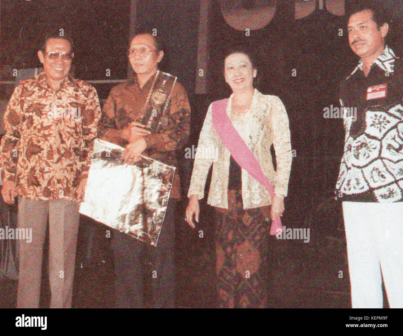 Ali Moertopo G, Dwipayana, Mme Ali Moertopo Djunaedy, et Turin, Festival du Film de l'Indonésie (1982), 1983, p62 Banque D'Images