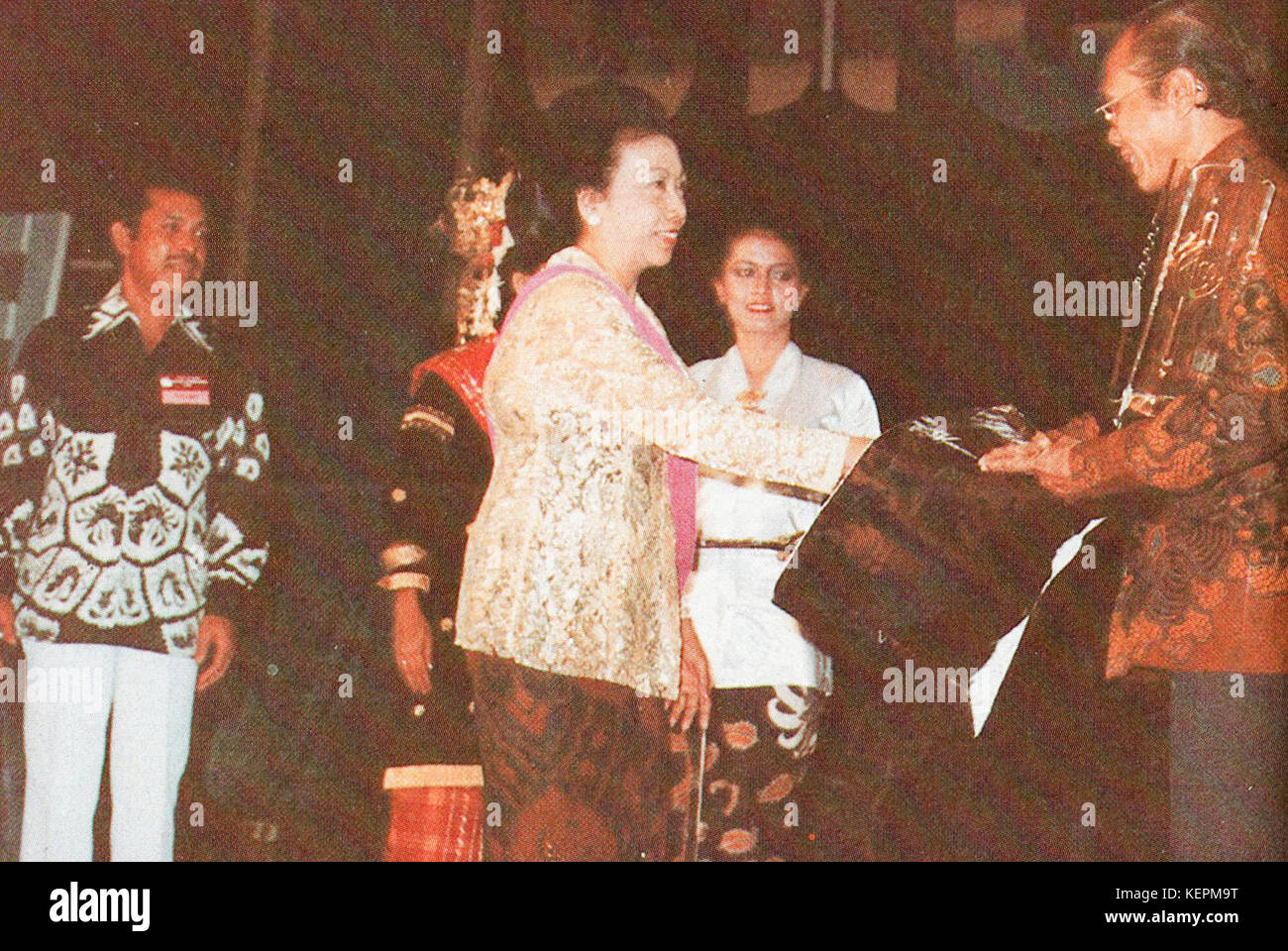 L'épouse de Ali Moertopo Citra donnant à G Dwipayana Film Festival, l'Indonésie (1982), 1983, p68 Banque D'Images