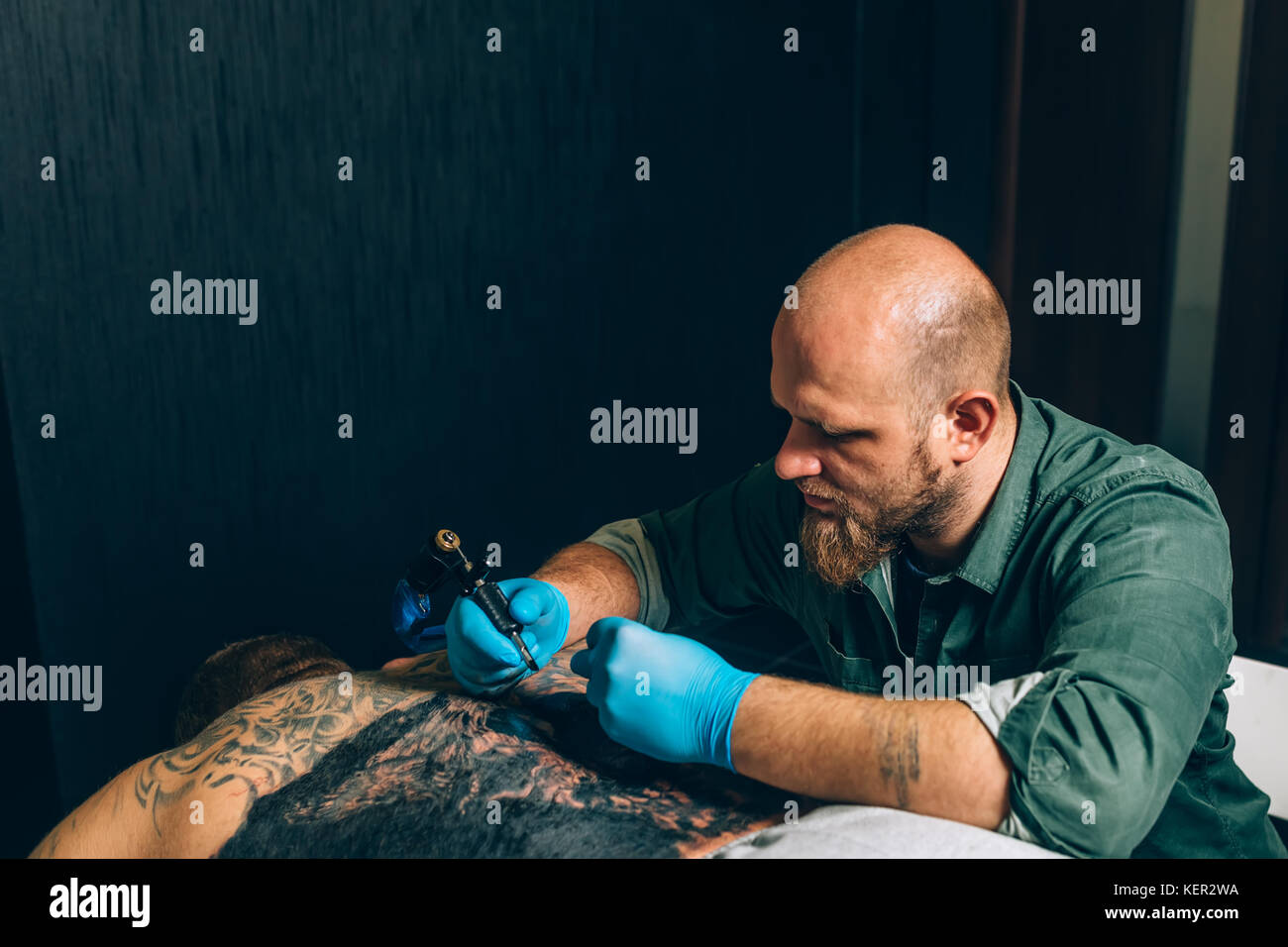 Maître tatouage artiste fait un tatouage. libre Banque D'Images