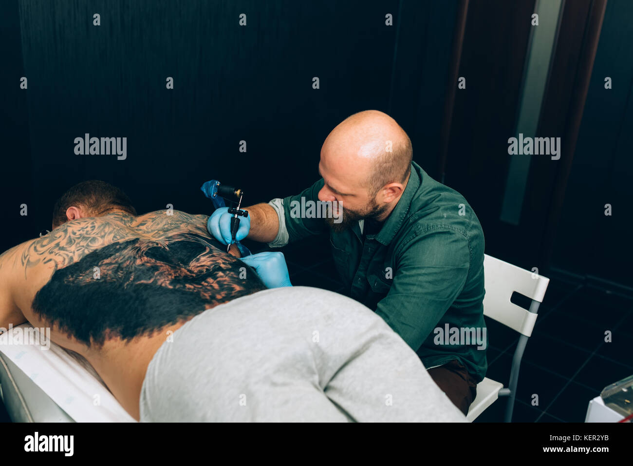 Maître tatouage artiste fait un tatouage. libre Banque D'Images