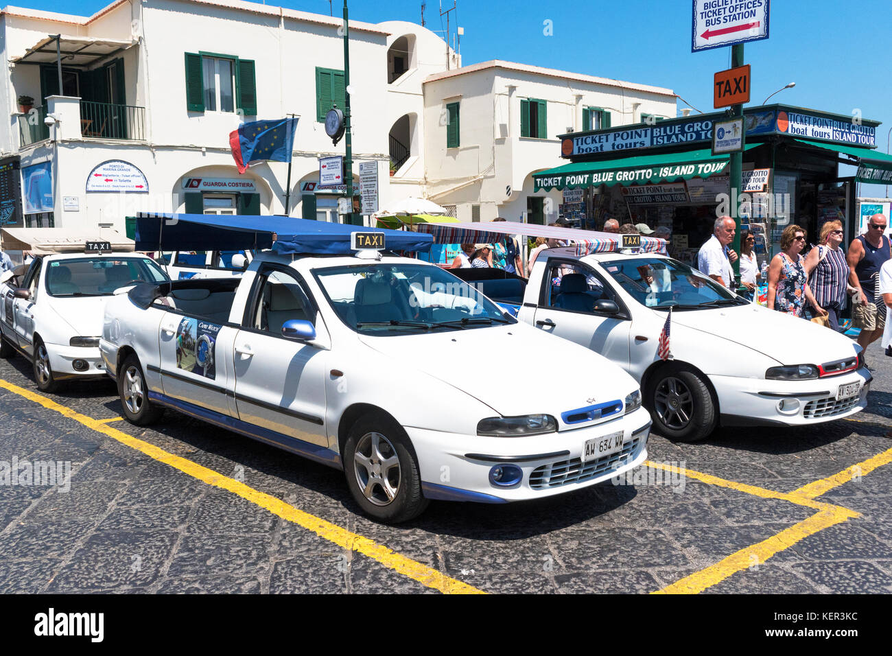 Des taxis attendent les clients à Marina Grande, sur l'île de Capri, Italie. Banque D'Images