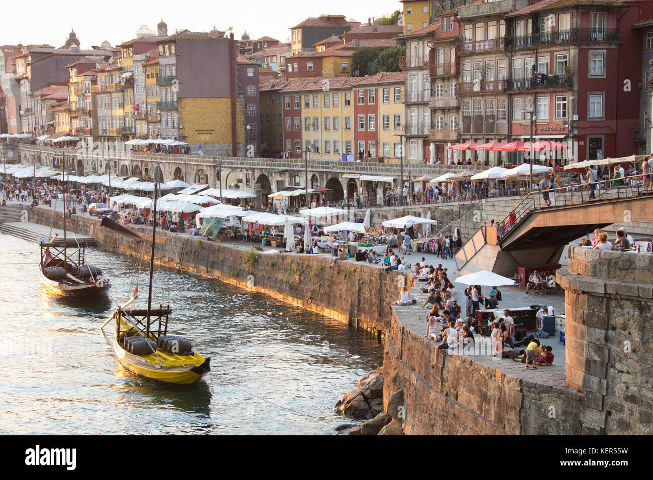 Les touristes et les habitants profitant de la rivière, des boissons et le coucher du soleil, Porto, Portugal Banque D'Images