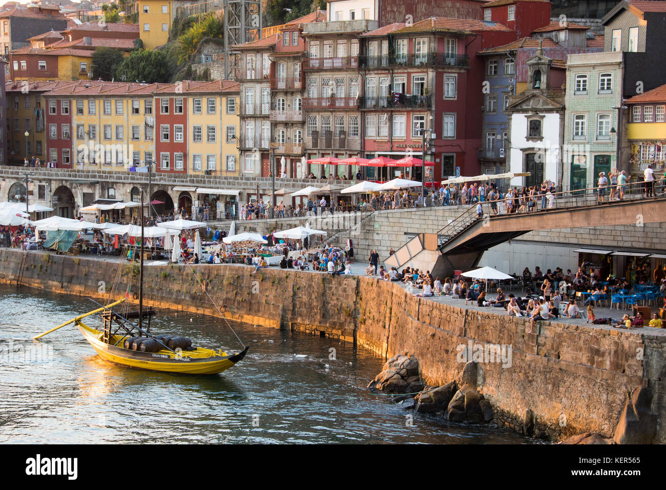 Les touristes et les habitants profitant de la rivière, des boissons et le coucher du soleil, Porto, Portugal Banque D'Images