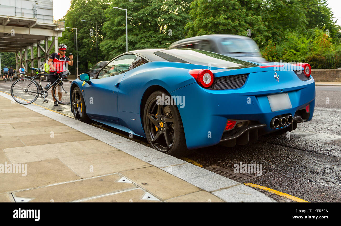 Blue Ferrari 458 dans London Street Banque D'Images