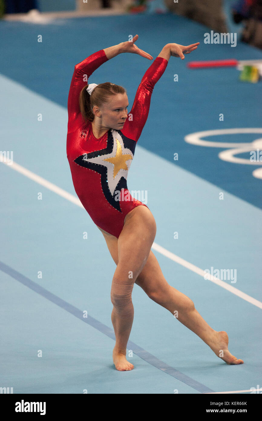 Bridget Sloan (États-Unis) en compétition sur le sol lors de la qualification féminine aux Jeux Olympiques d'été de 2008, Beijing, Chine Banque D'Images