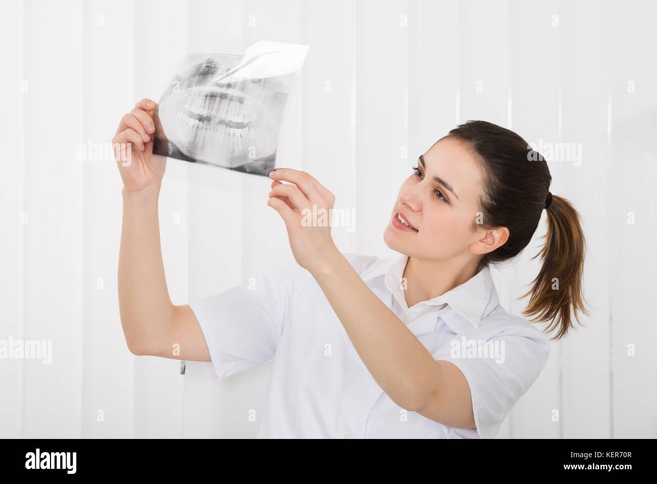 Jeune femme cherche à la radiographie dentaire en clinique Banque D'Images