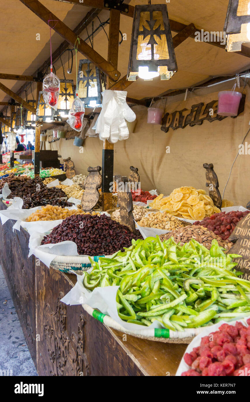 Décrochage du marché médiéval de vendre les fruits séchés et les noix en oliva, Valencia, Espagne Banque D'Images