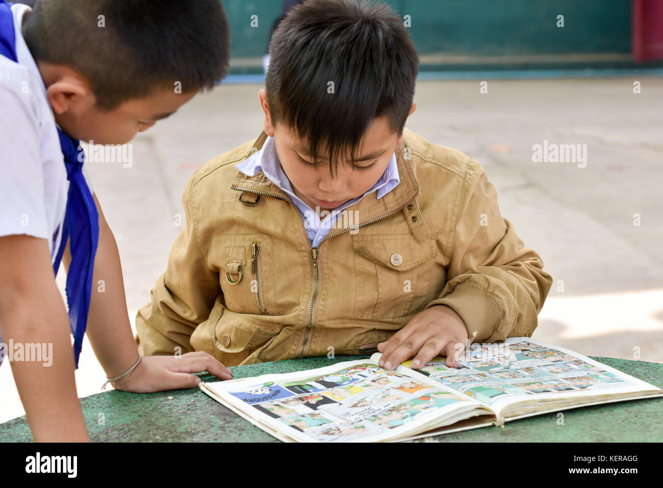 Lecture des élèves Vientiane au Laos Banque D'Images