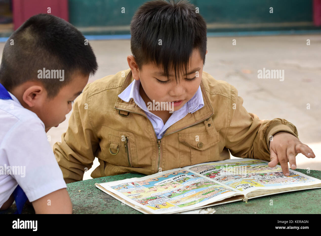 Lecture des élèves Vientiane Laosscho Banque D'Images