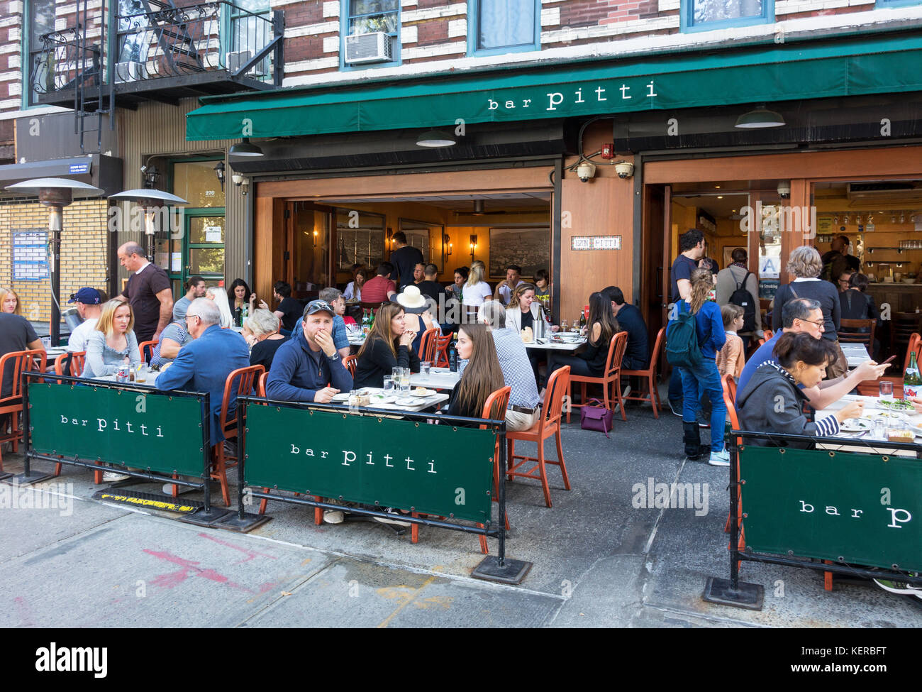 Les gens ayant un déjeuner en plein air au Bar Pitti dans Greenwich Village Banque D'Images