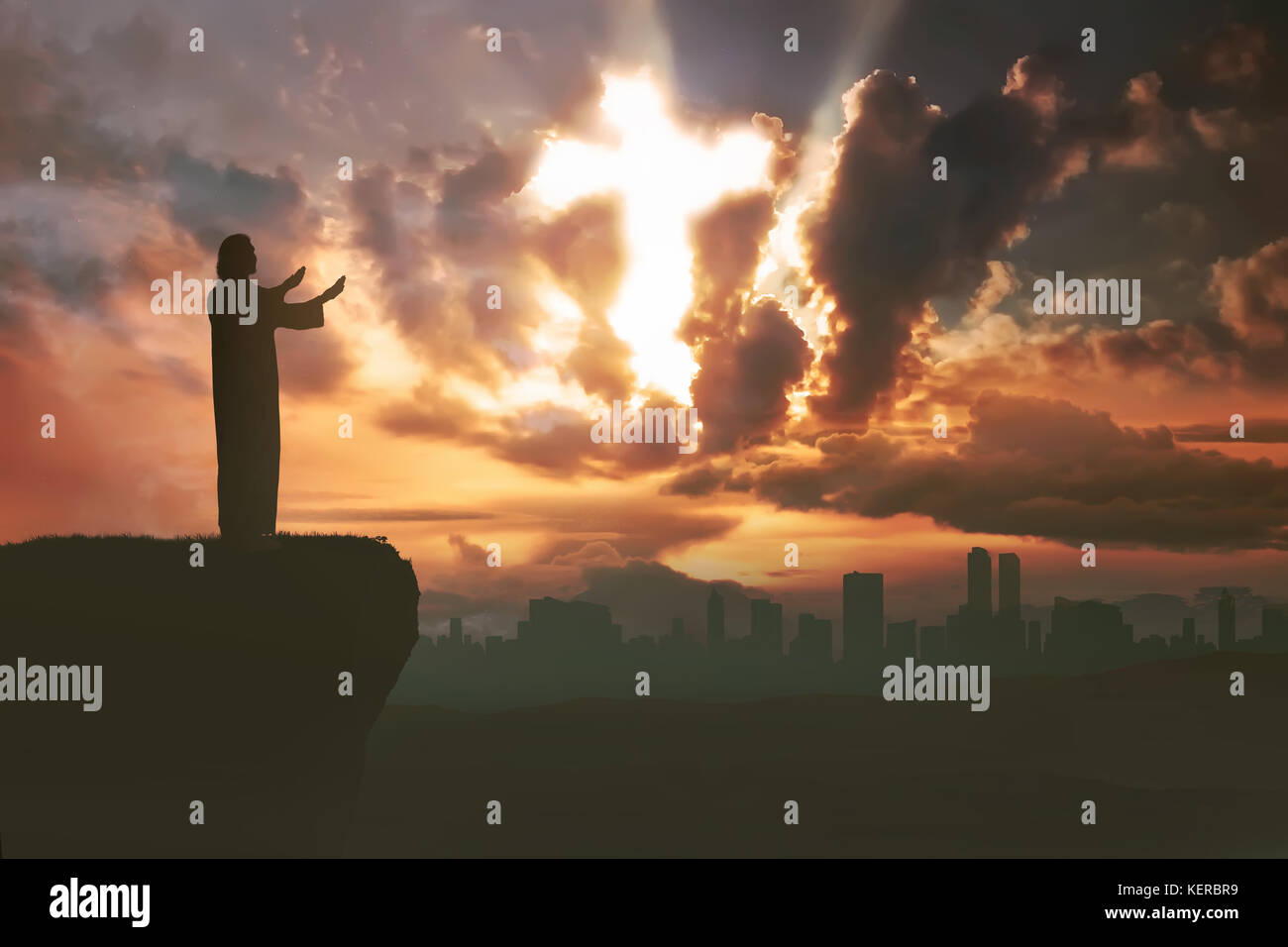 Silhouette Of Man A Prier Dieu Avec Rayon De Lumiere En Forme Croix Sur Le Ciel Photo Stock Alamy