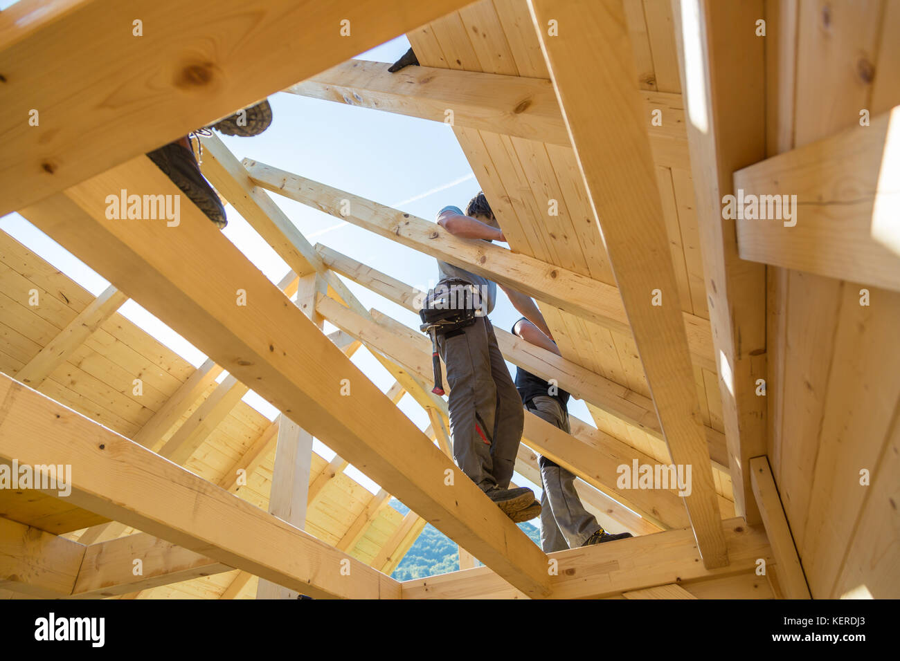 Les constructeurs à travailler avec toiture en bois de construction. Banque D'Images