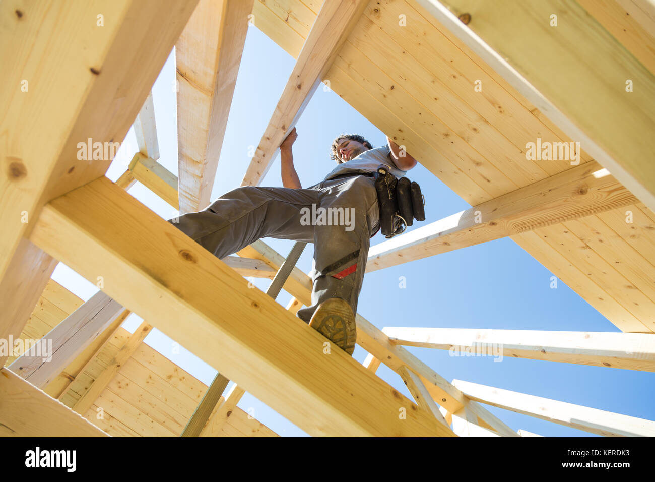 Les constructeurs à travailler avec toiture en bois de construction. Banque D'Images