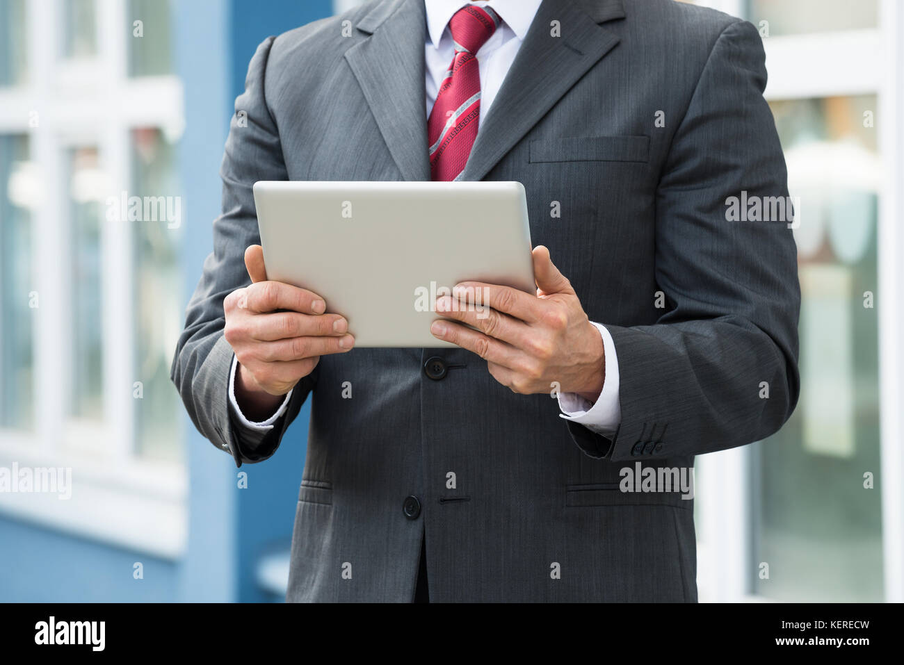 Close-up of businessman hand holding digital tablet Banque D'Images