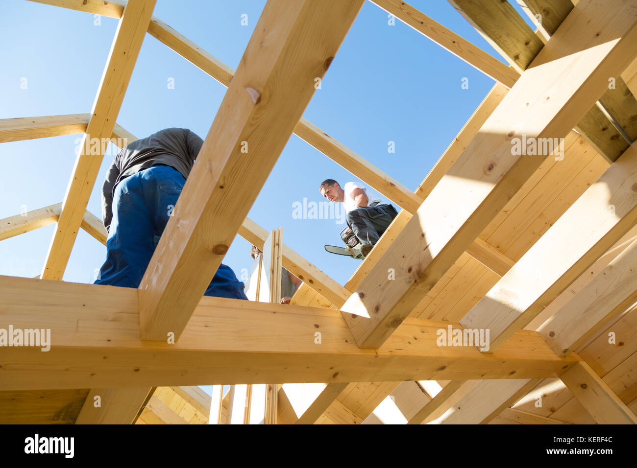 Les constructeurs à travailler avec toiture en bois de construction. Banque D'Images
