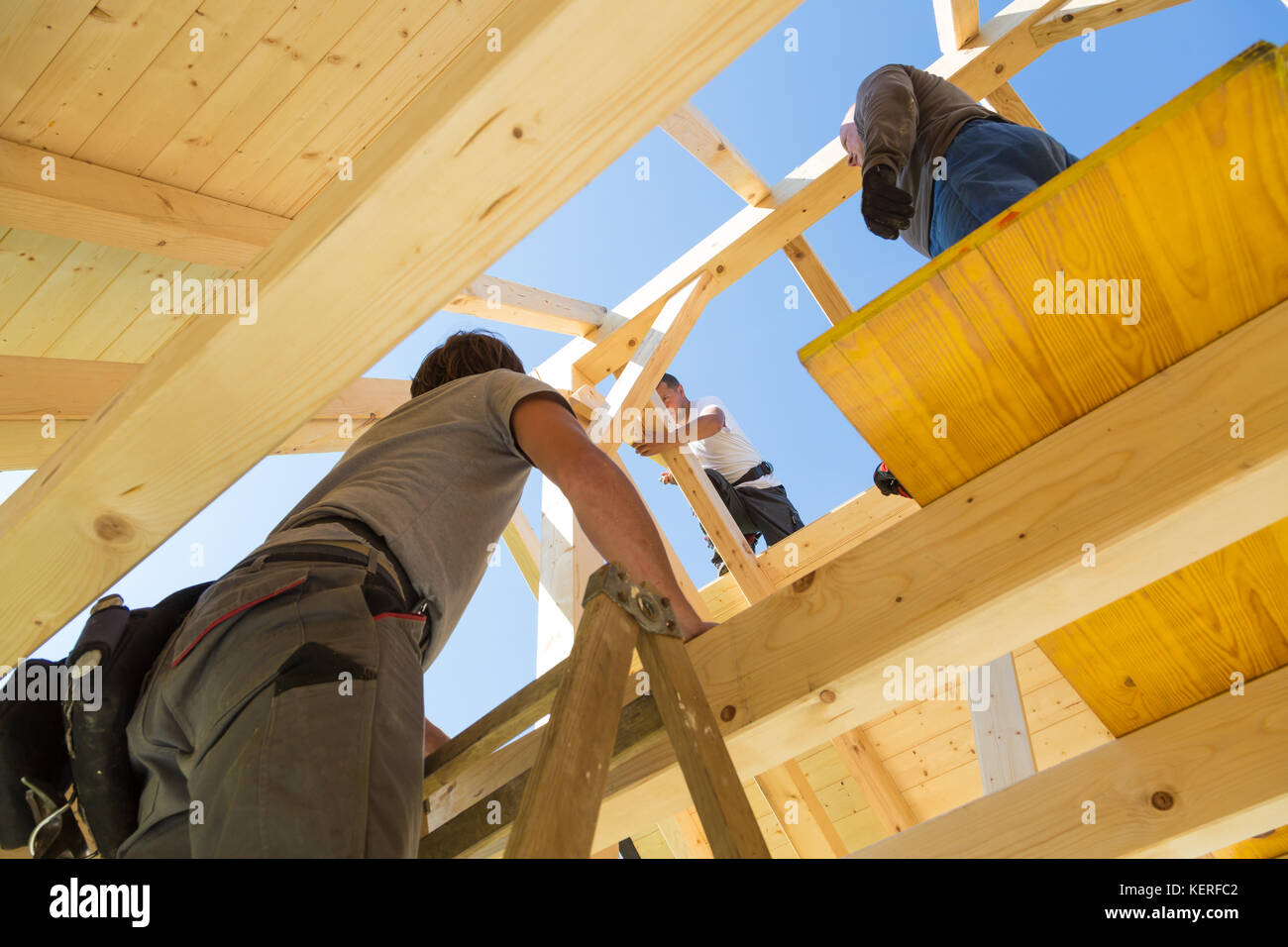 Les constructeurs à travailler avec toiture en bois de construction. Banque D'Images