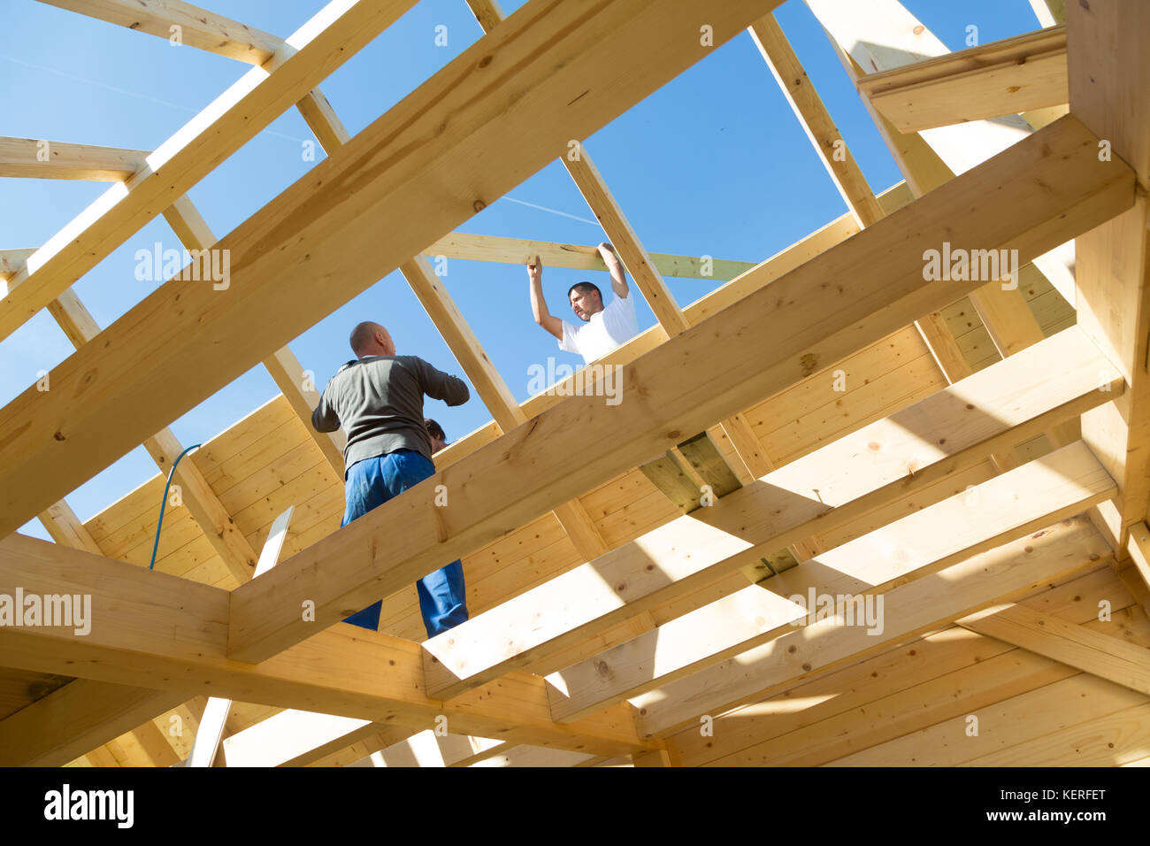 Les constructeurs à travailler avec toiture en bois de construction. Banque D'Images