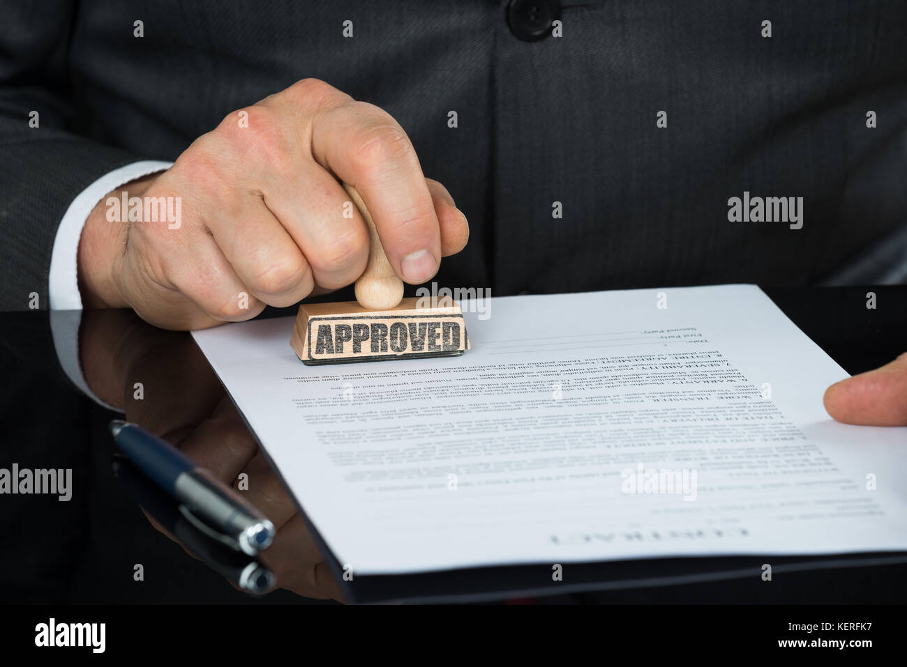 Close-up of Businessman Hand piétinement sur le formulaire de contrat approuvé sur 24 Banque D'Images