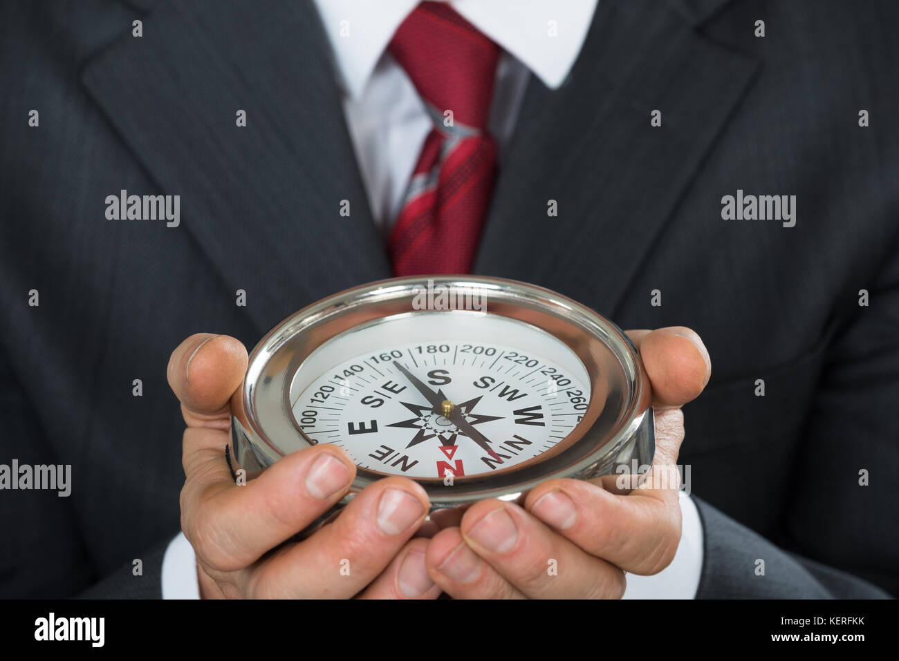 Photo en gros plan de Businessman Hand Holding Compass Banque D'Images