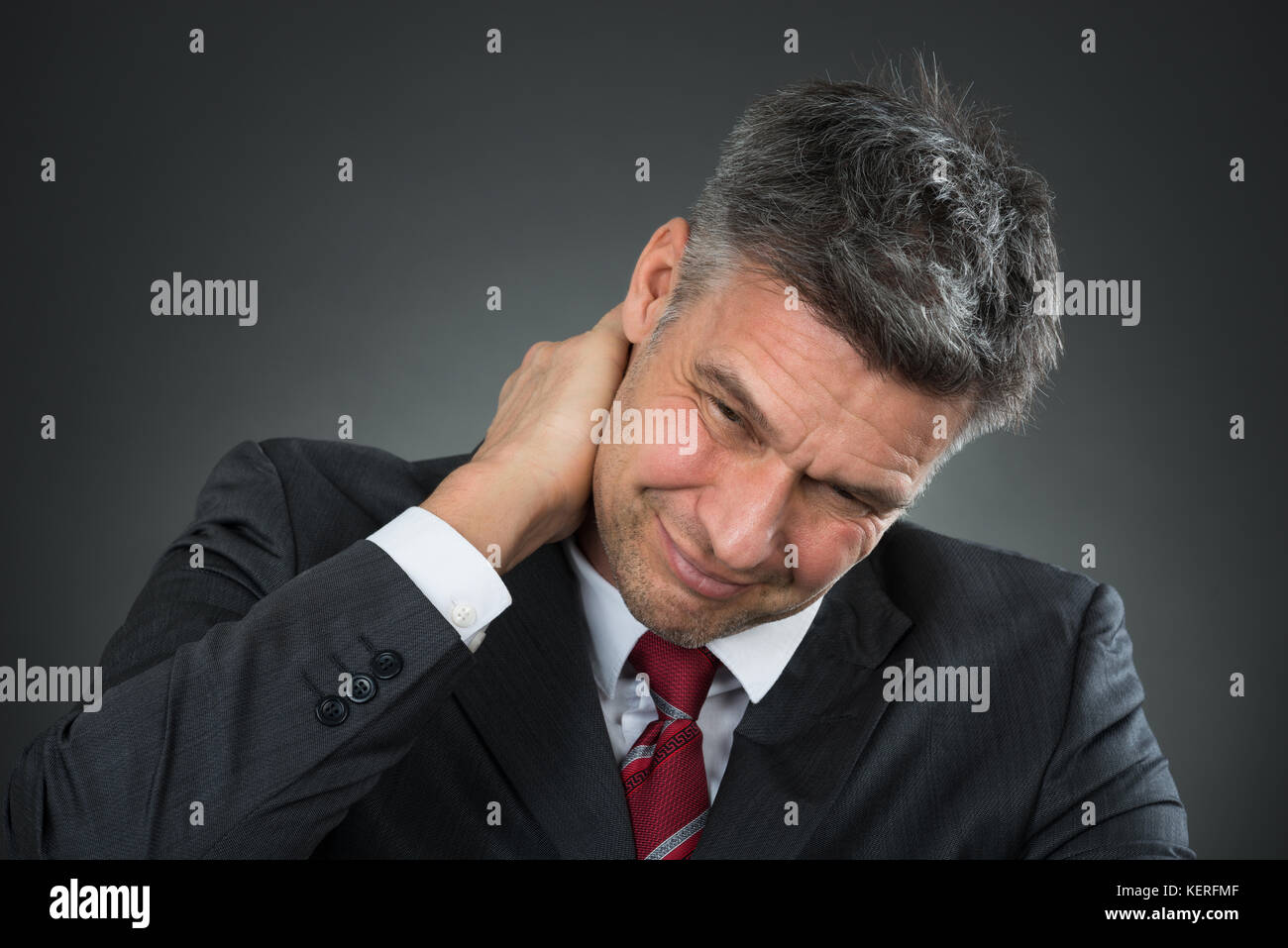 Photo de Mature Businessman souffrant de douleur au cou Banque D'Images