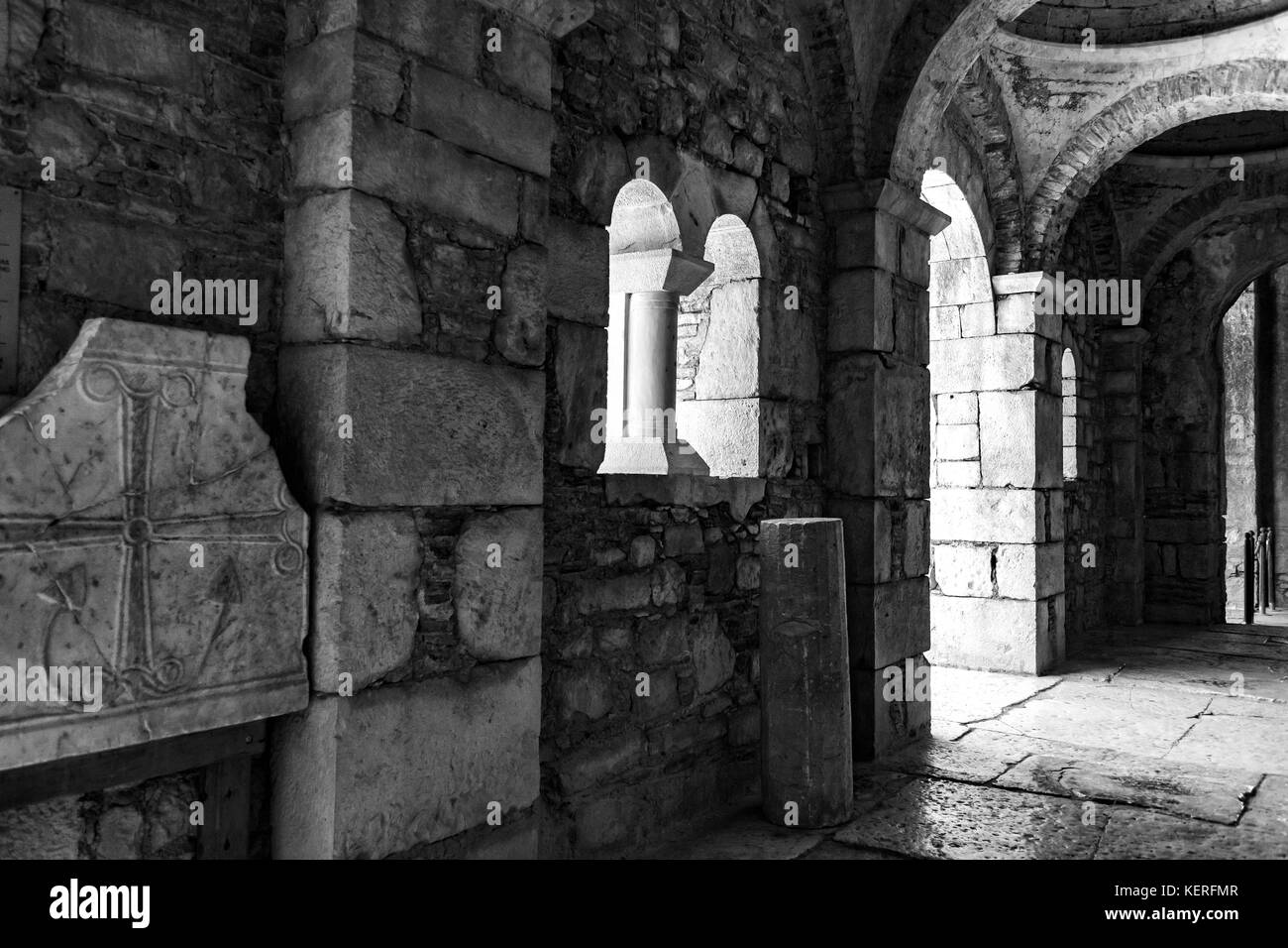 Intérieur de l'église Saint-Nicolas à Demre, Turquie. Photo en noir et blanc. Sans personnes Banque D'Images