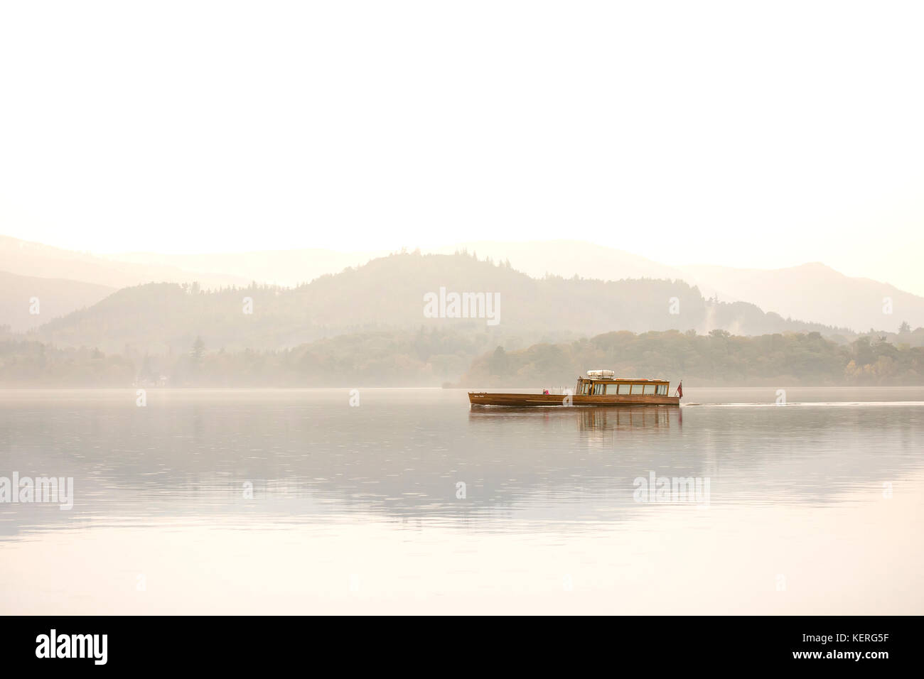 Bateau de tourisme sur Derwent Water, Lake District, Cumbria, England, UK Banque D'Images