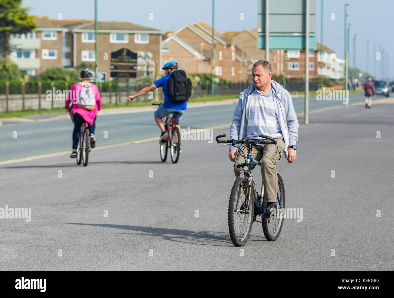 Vélo homme sans la maintenant sur le guidon. Banque D'Images