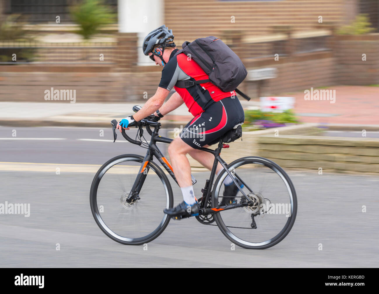 Déménagement cycliste montrant rapide mouvement de fond flou. Banque D'Images