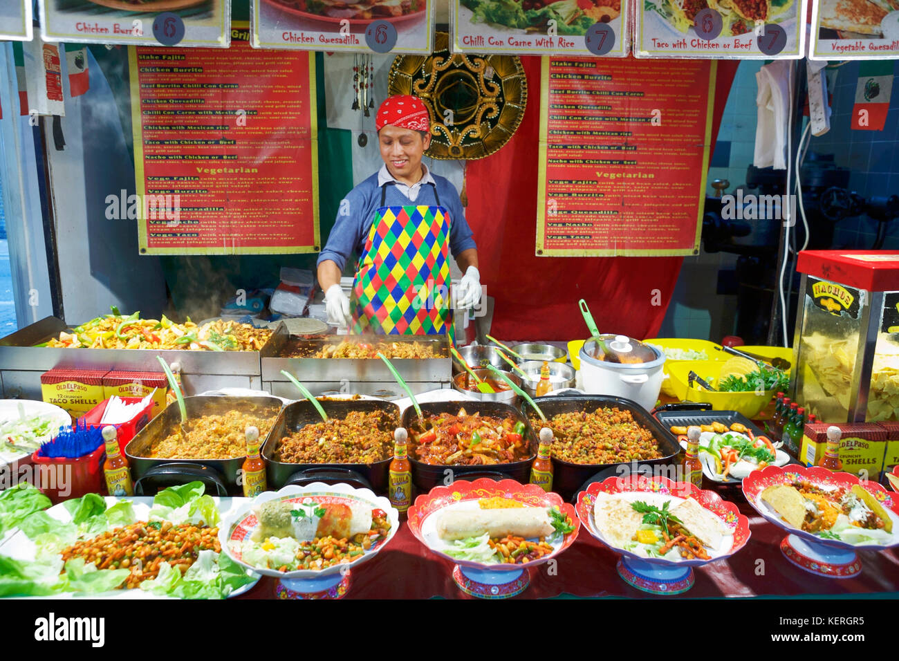 London Bricklane. Fournisseur de stalle alimentaire de rue vendant de la nourriture mexicaine. Street Food Royaume-Uni. Street Food Londres. London Brick Lane Banque D'Images