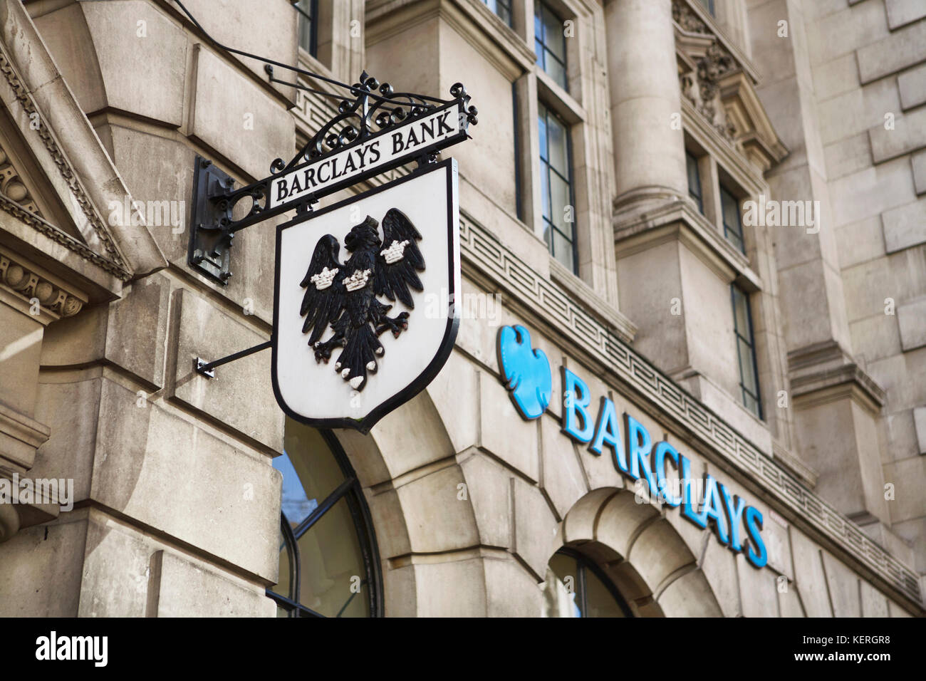 Panneau Barclays Bank et logo Barclays Bank, Fleet Street, Londres, Royaume-Uni. Une banque britannique. Logo Barclays. Banque D'Images