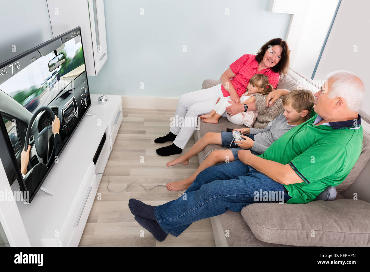 Family Playing Video Game ensemble à la maison Banque D'Images