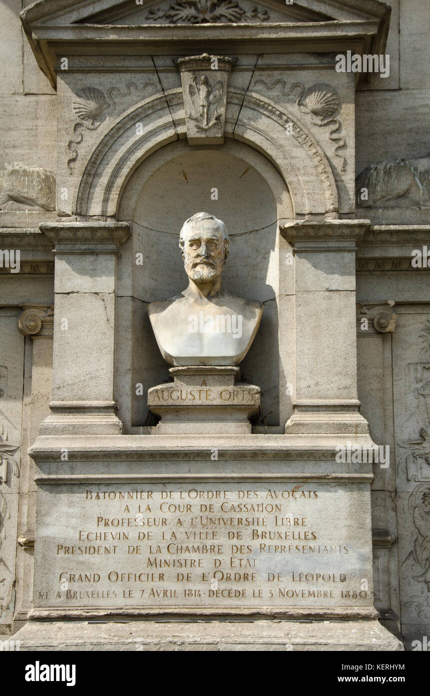 Bruxelles, Belgique. Fontaine (1888) à la place de la Bourse - Buste d'Auguste Orts (1814-80) avocat belge et homme politique libéral Banque D'Images