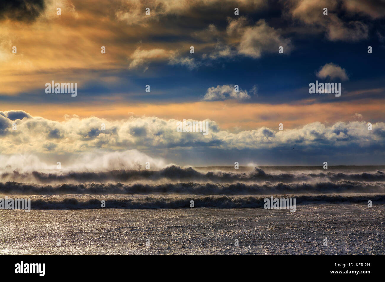 Stormy Ballydowane Cove, le Copper Coast, comté de Waterford, Irlande Banque D'Images