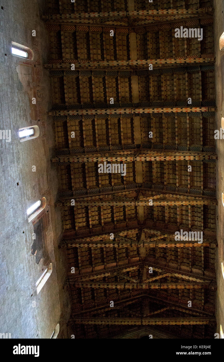 Vue intérieure de la cathédrale San Zeno à Pistoia. Vue de dessous du toit pignon en bois avec des truss peints en polychrome Banque D'Images