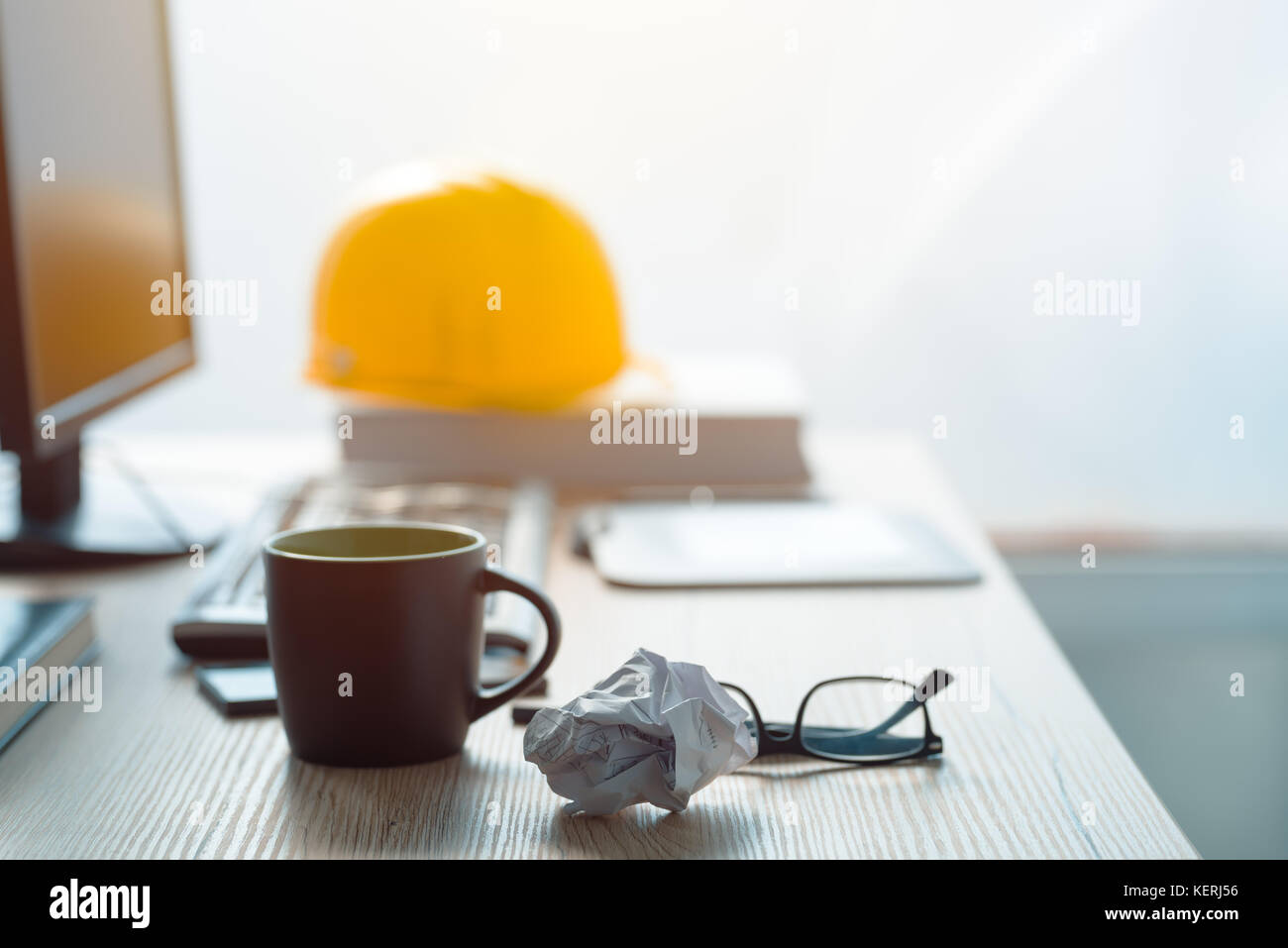 L'échec du projet d'architecture, plan froissé papier croquis sur Office 24 en architecture et la conception intérieure studio Banque D'Images