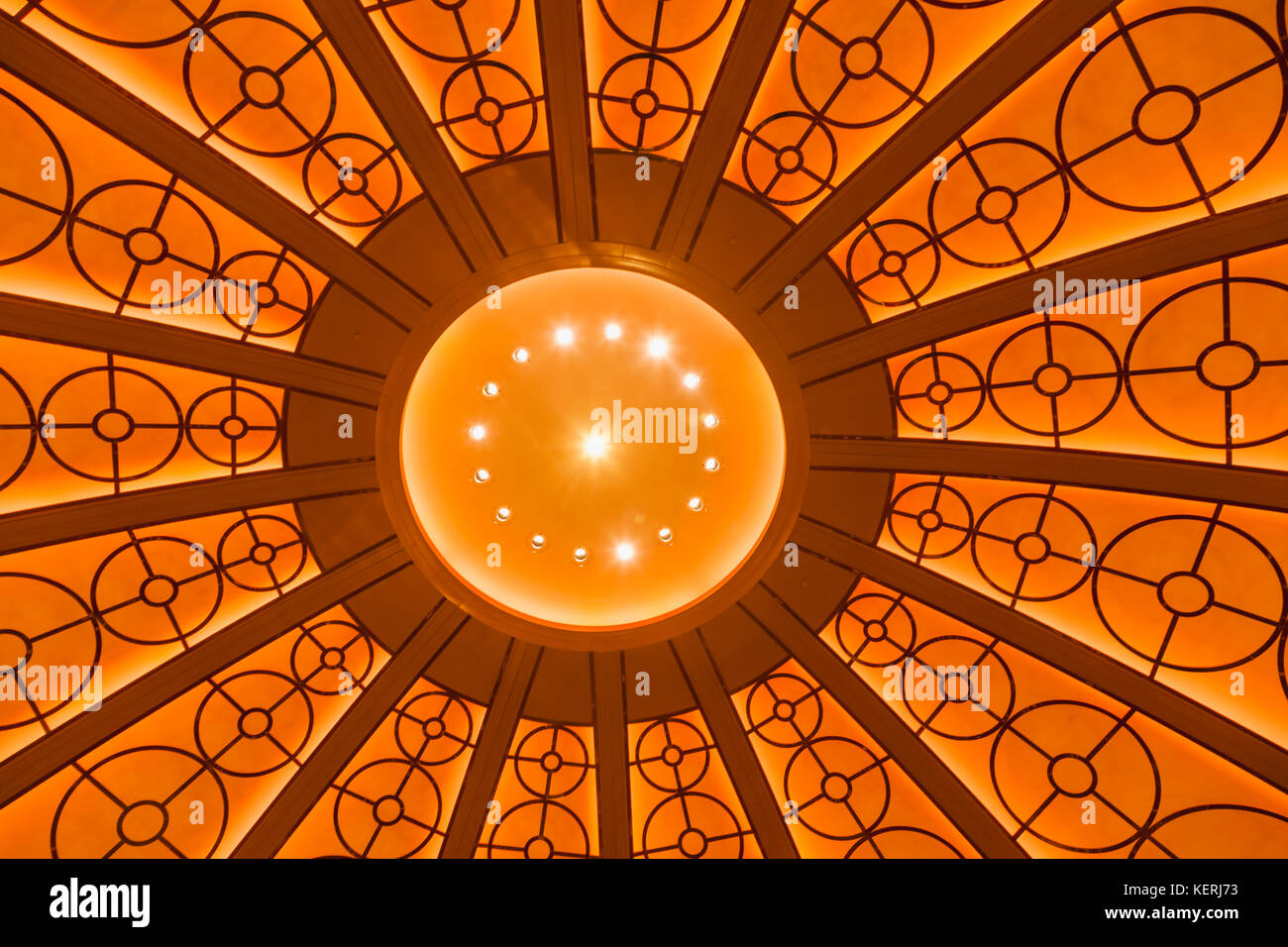 L'Angleterre, Londres, ville de Londres, l'hôtel Four Seasons, plafond du hall Banque D'Images