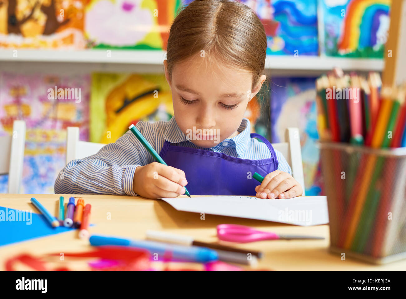 Petite fille dessin dans l'Education Préscolaire Banque D'Images