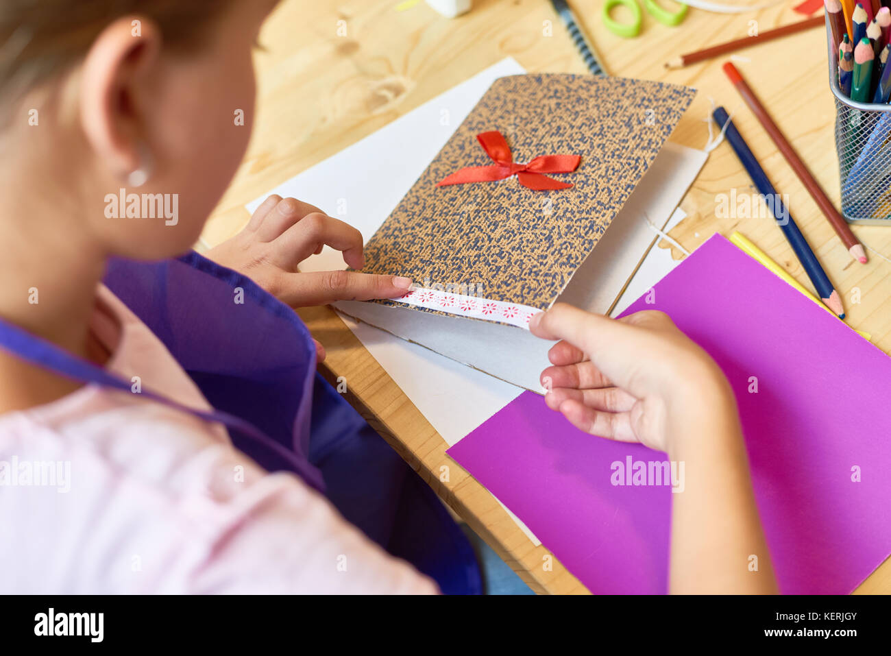 Girl Making Handmade Card pour maman Banque D'Images