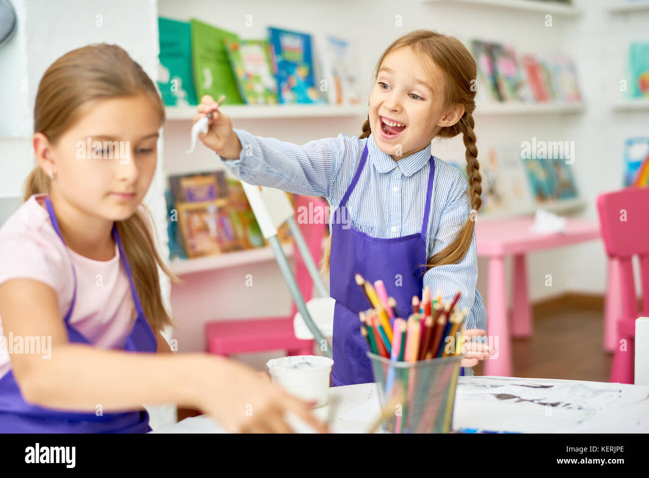 Girls Having Fun in Art Studio Banque D'Images