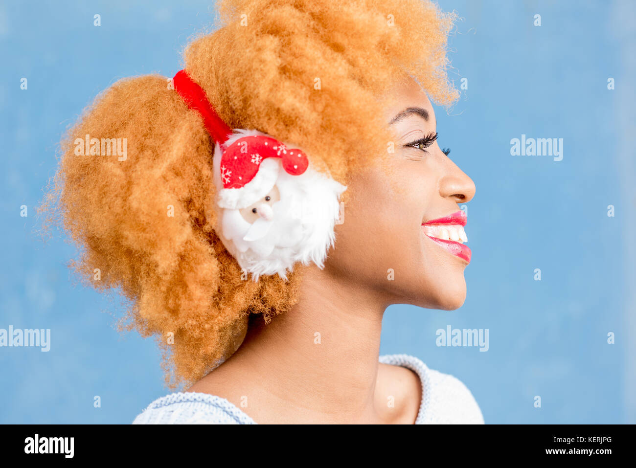 Portrait coloré d'une femme africaine dans le casque de Noël Banque D'Images