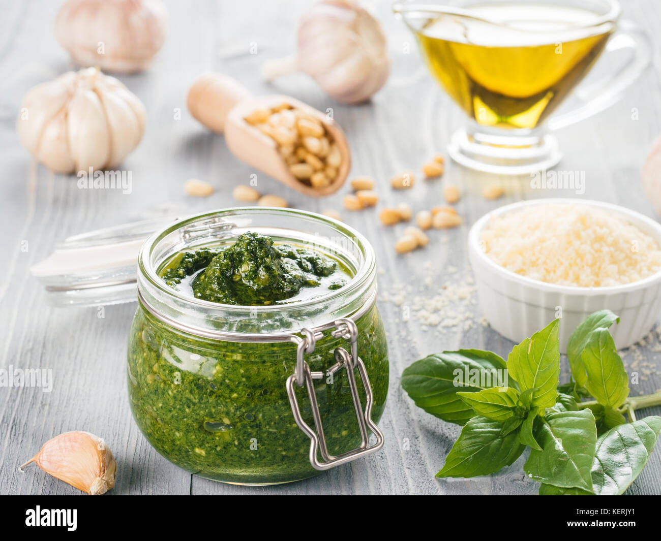 Sauce Au Pesto Fait Maison Et Les Ingredients Sur Fond De Bois
