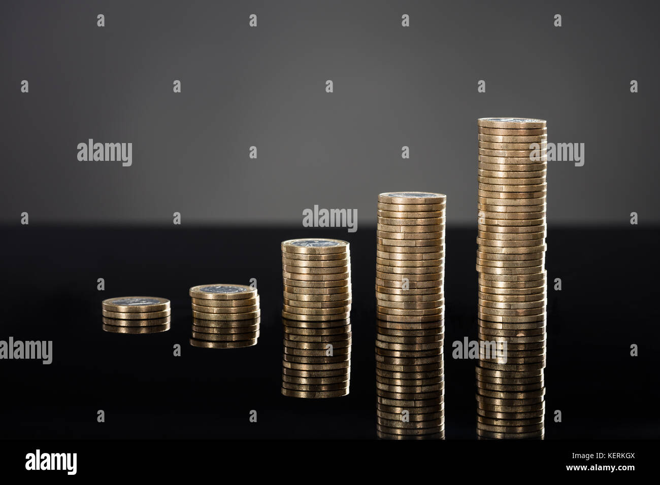 Close-up d'une pile de pièces d'affilée sur fond gris. concept de croissance financière Banque D'Images